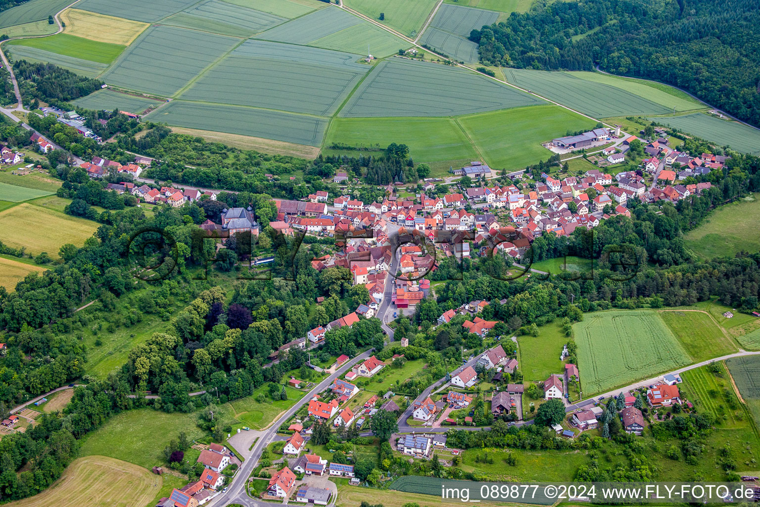 Vue aérienne de Champs agricoles et surfaces utilisables à Waltershausen dans le département Bavière, Allemagne