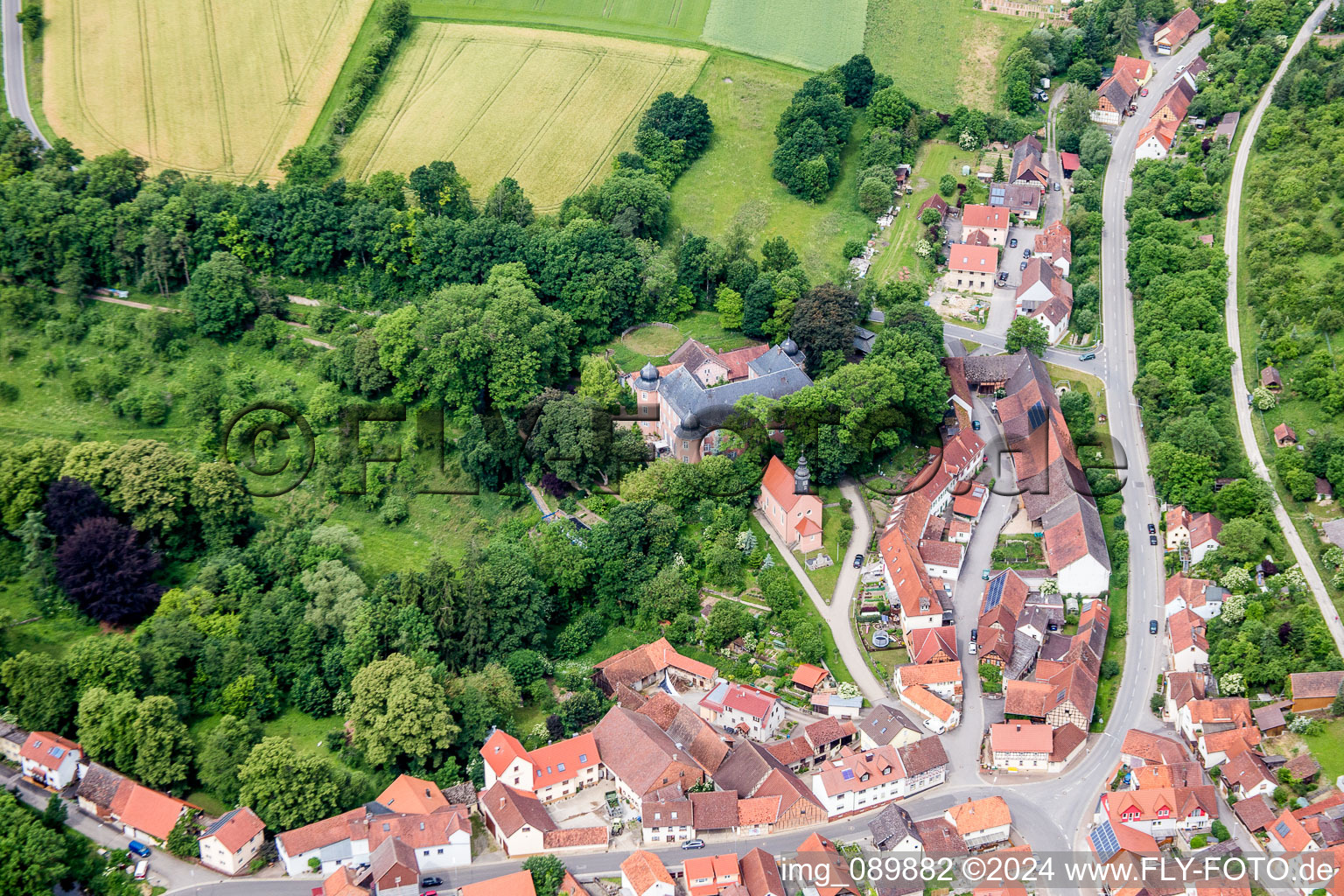 Vue aérienne de Bâtiments et parcs au manoir du manoir - domaine rural à Waltershausen dans le département Bavière, Allemagne