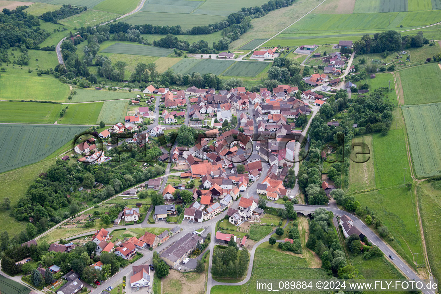 Vue aérienne de Vue sur le village à le quartier Gollmuthhausen in Höchheim dans le département Bavière, Allemagne