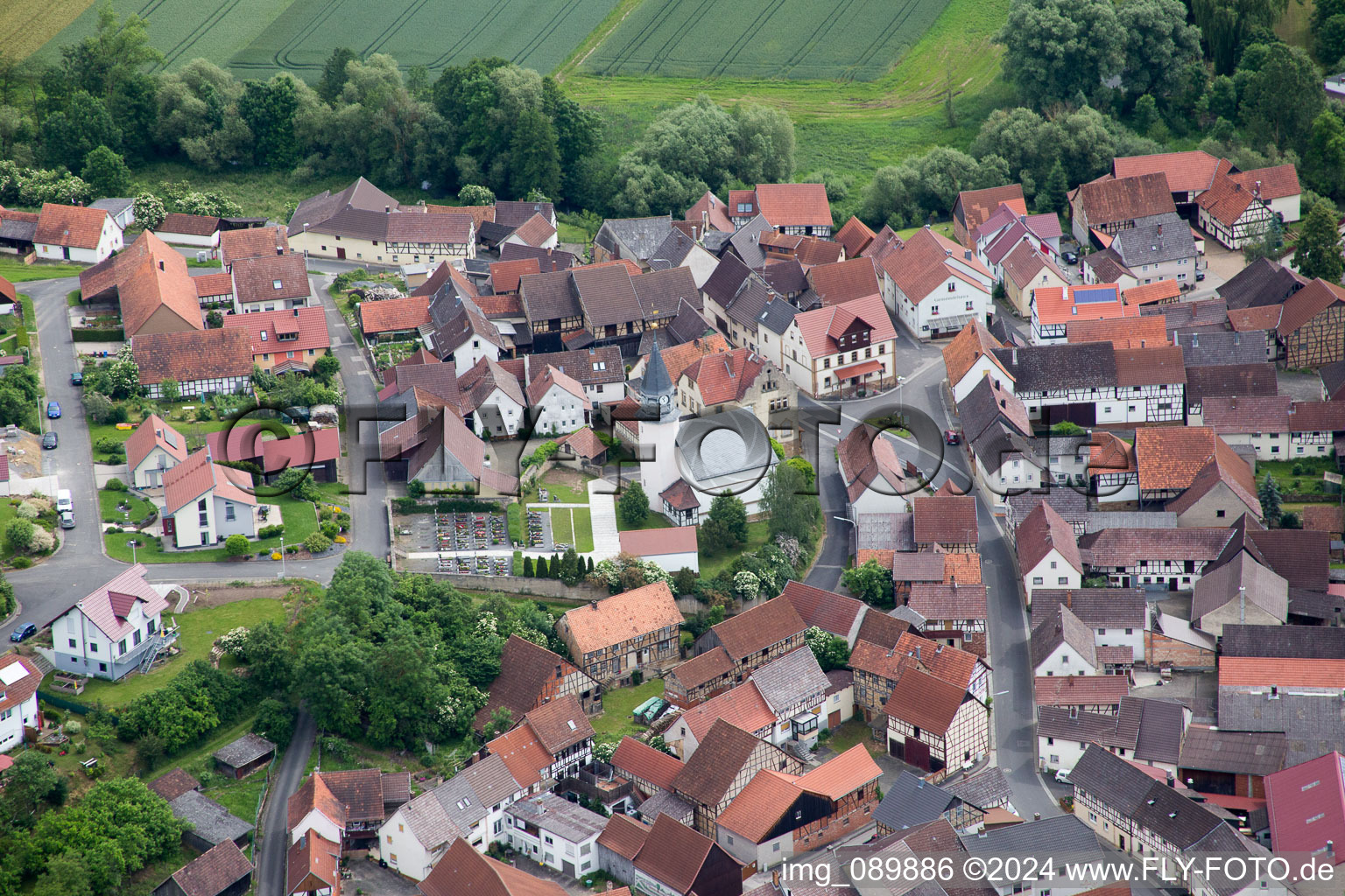 Vue aérienne de Vue sur le village à le quartier Gollmuthhausen in Höchheim dans le département Bavière, Allemagne