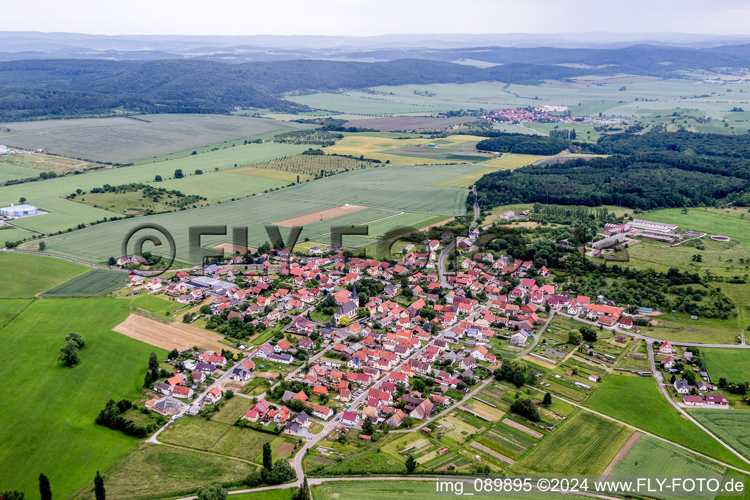 Vue aérienne de Champs agricoles et surfaces utilisables à Wolfmannshausen dans le département Thuringe, Allemagne