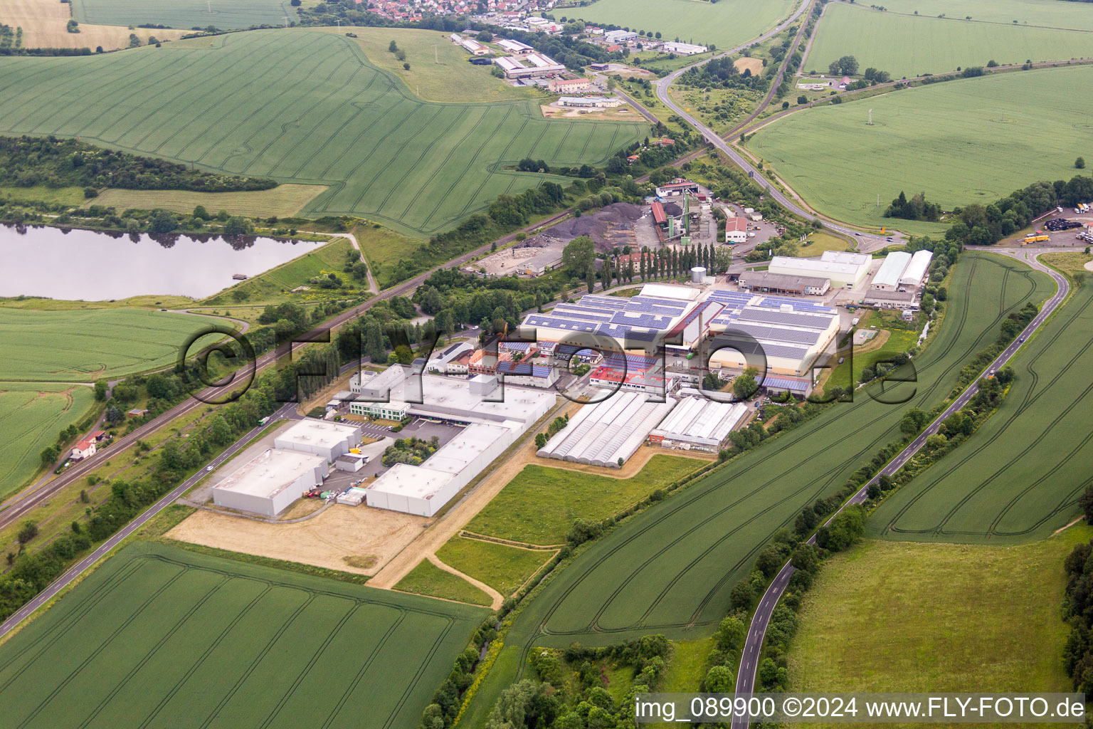 Vue aérienne de Création d'une zone commerciale et d'une entreprise avec Küng Food GmbH & Co. KG à Ritschenhausen dans le département Thuringe, Allemagne