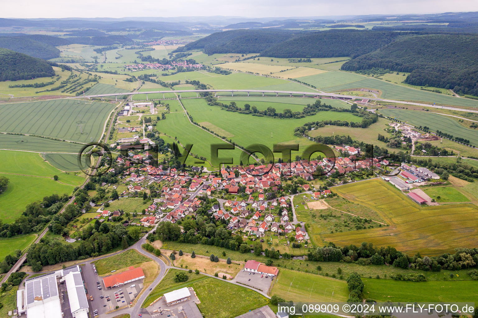 Vue aérienne de Champs agricoles et surfaces utilisables à Einhausen dans le département Thuringe, Allemagne