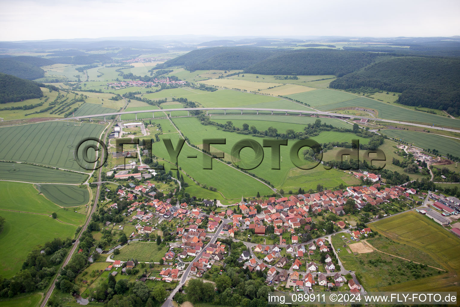 Vue aérienne de Champs agricoles et surfaces utilisables à Einhausen dans le département Thuringe, Allemagne