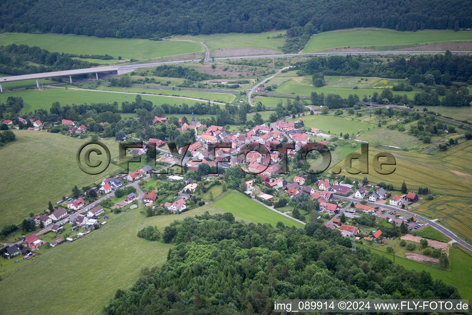 Vue aérienne de Ellingshausen dans le département Thuringe, Allemagne