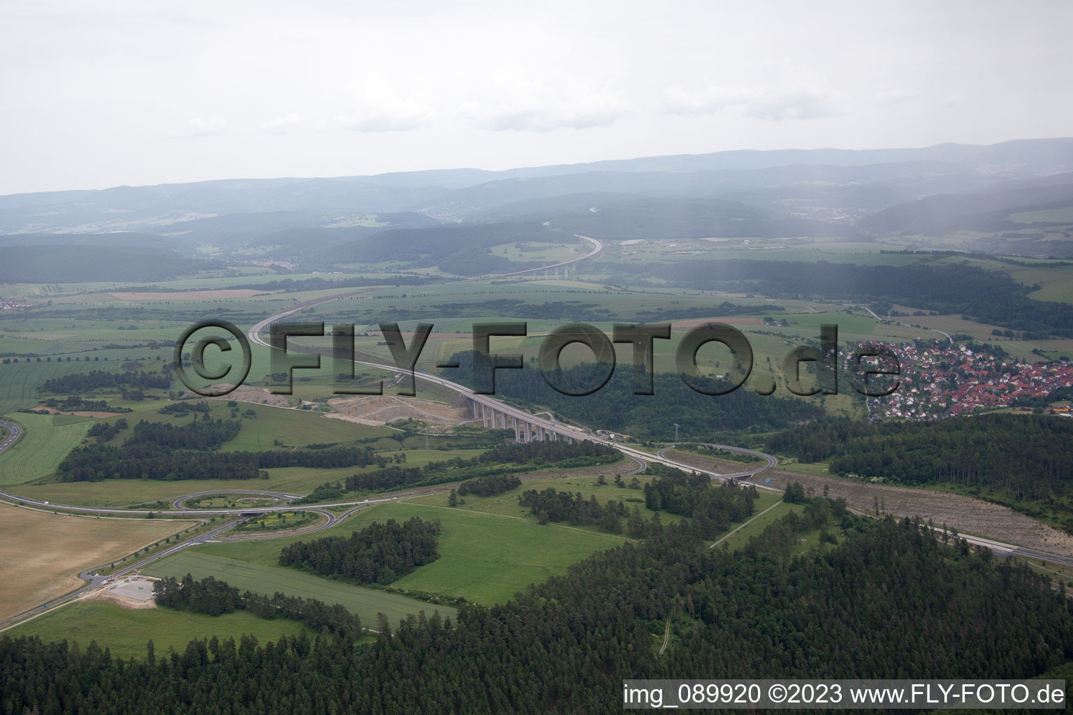 Vue aérienne de Pont de la vallée de l'A71 à Rohr dans le département Thuringe, Allemagne
