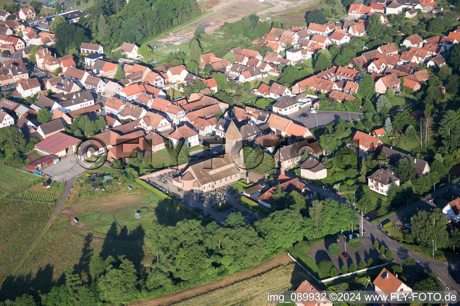 Vue aérienne de Saint-Ulrich à le quartier Altenstadt in Wissembourg dans le département Bas Rhin, France