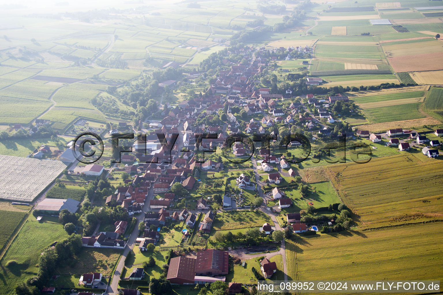 Oberhoffen-lès-Wissembourg dans le département Bas Rhin, France d'en haut