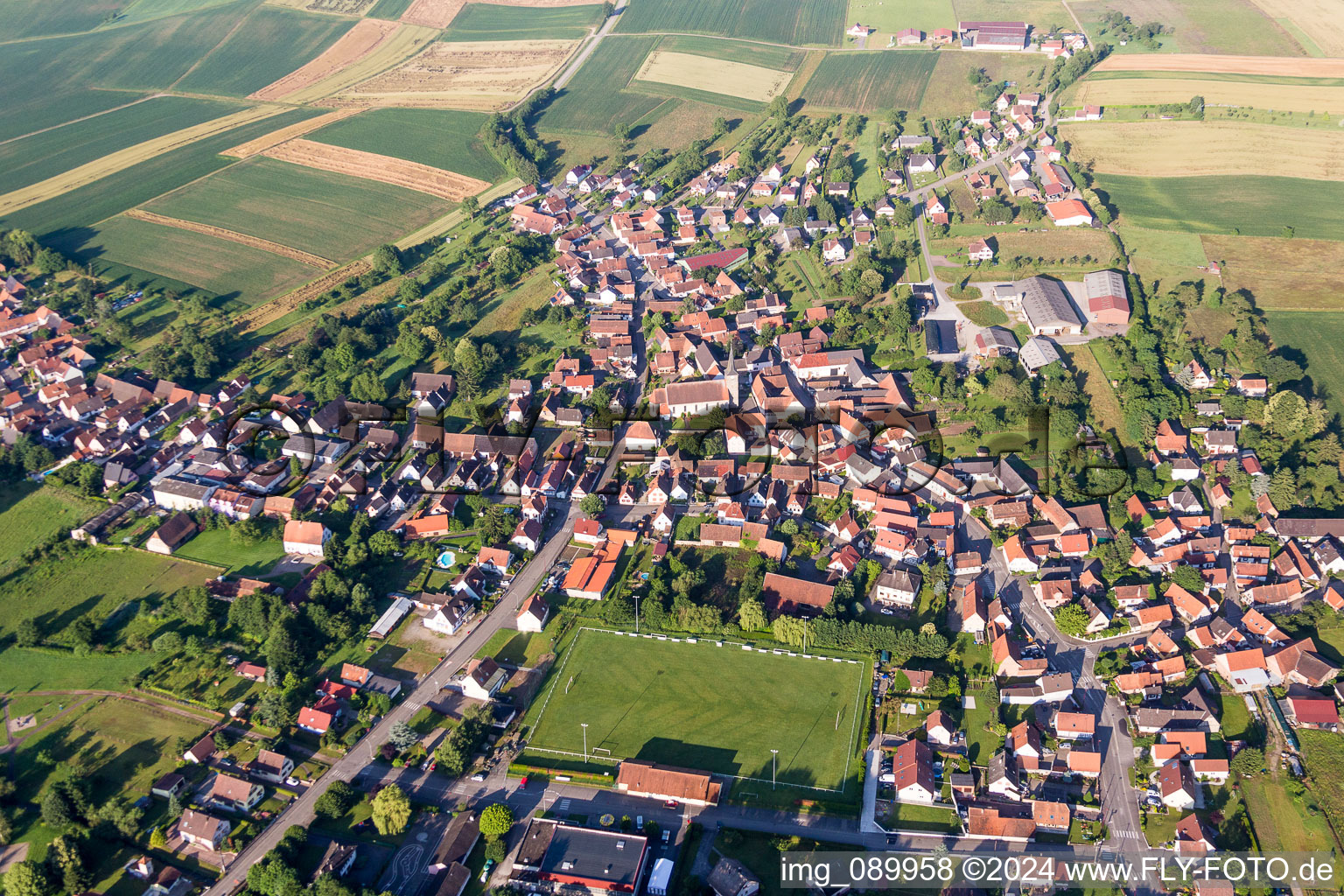 Vue aérienne de Champs agricoles et surfaces utilisables à Riedseltz dans le département Bas Rhin, France