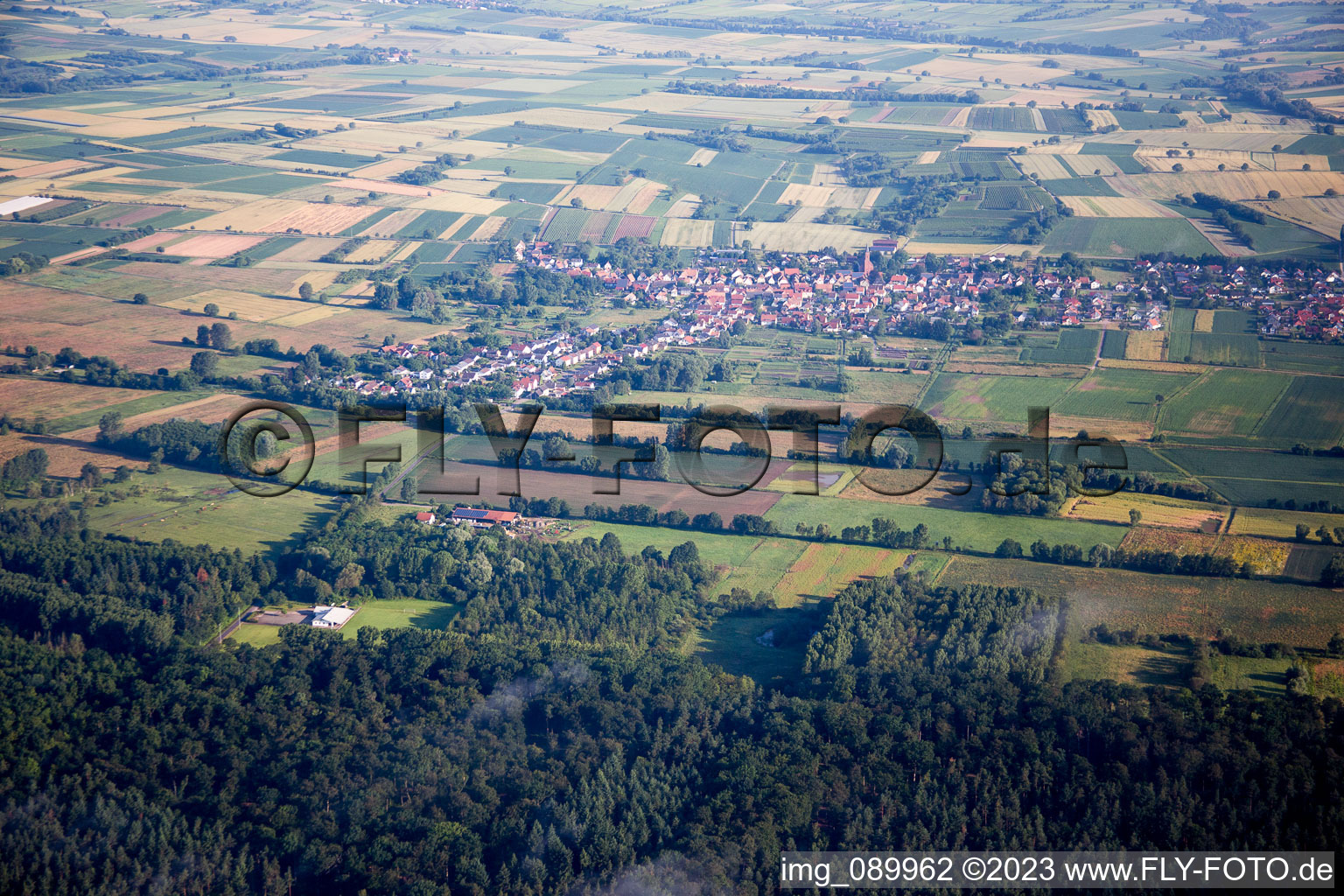 Vue aérienne de Kapsweyer dans le département Rhénanie-Palatinat, Allemagne