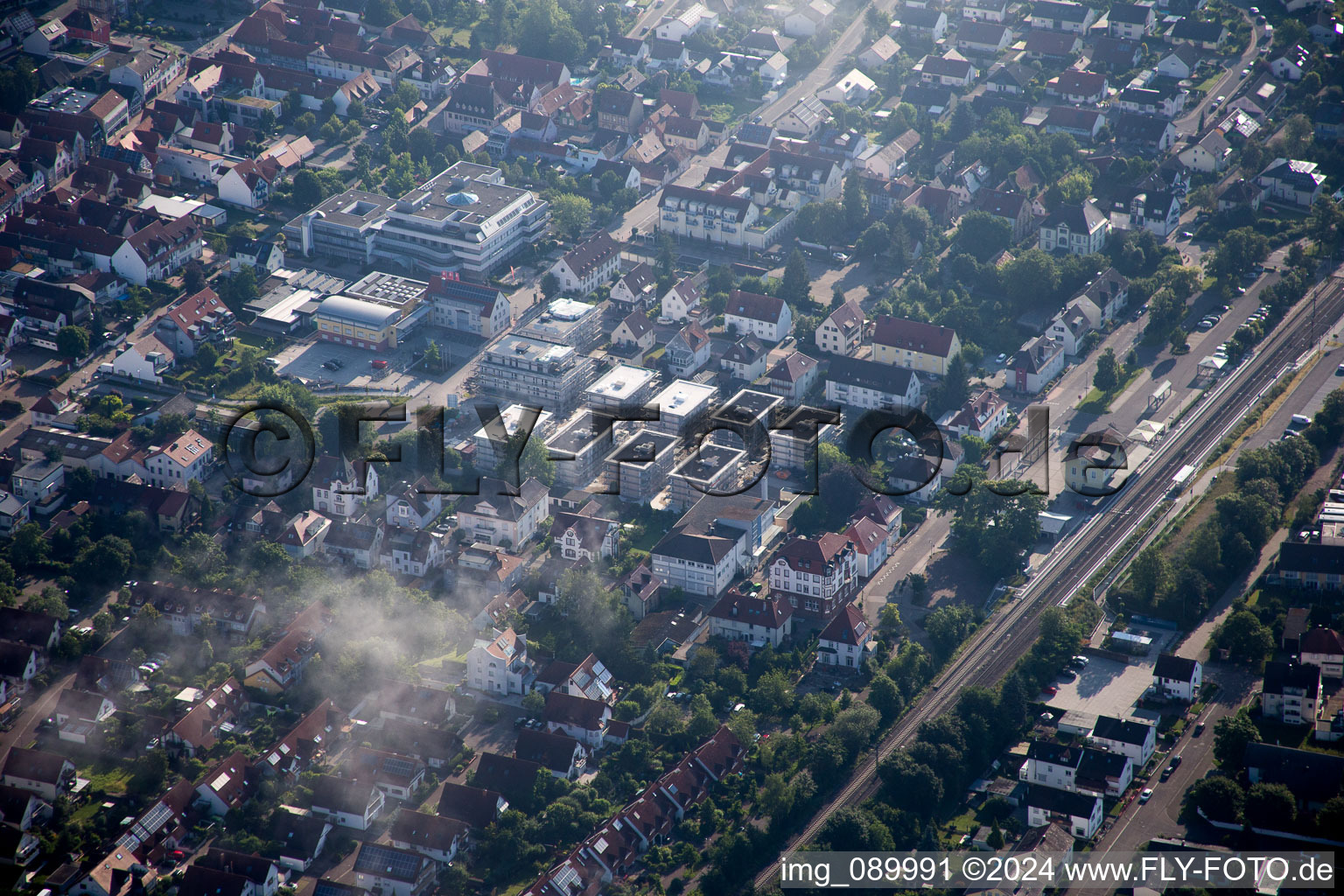 Dans le nouveau bâtiment "Stadkern" de RiBa GmbH entre Bismarck- et Gartenstr à Kandel dans le département Rhénanie-Palatinat, Allemagne du point de vue du drone