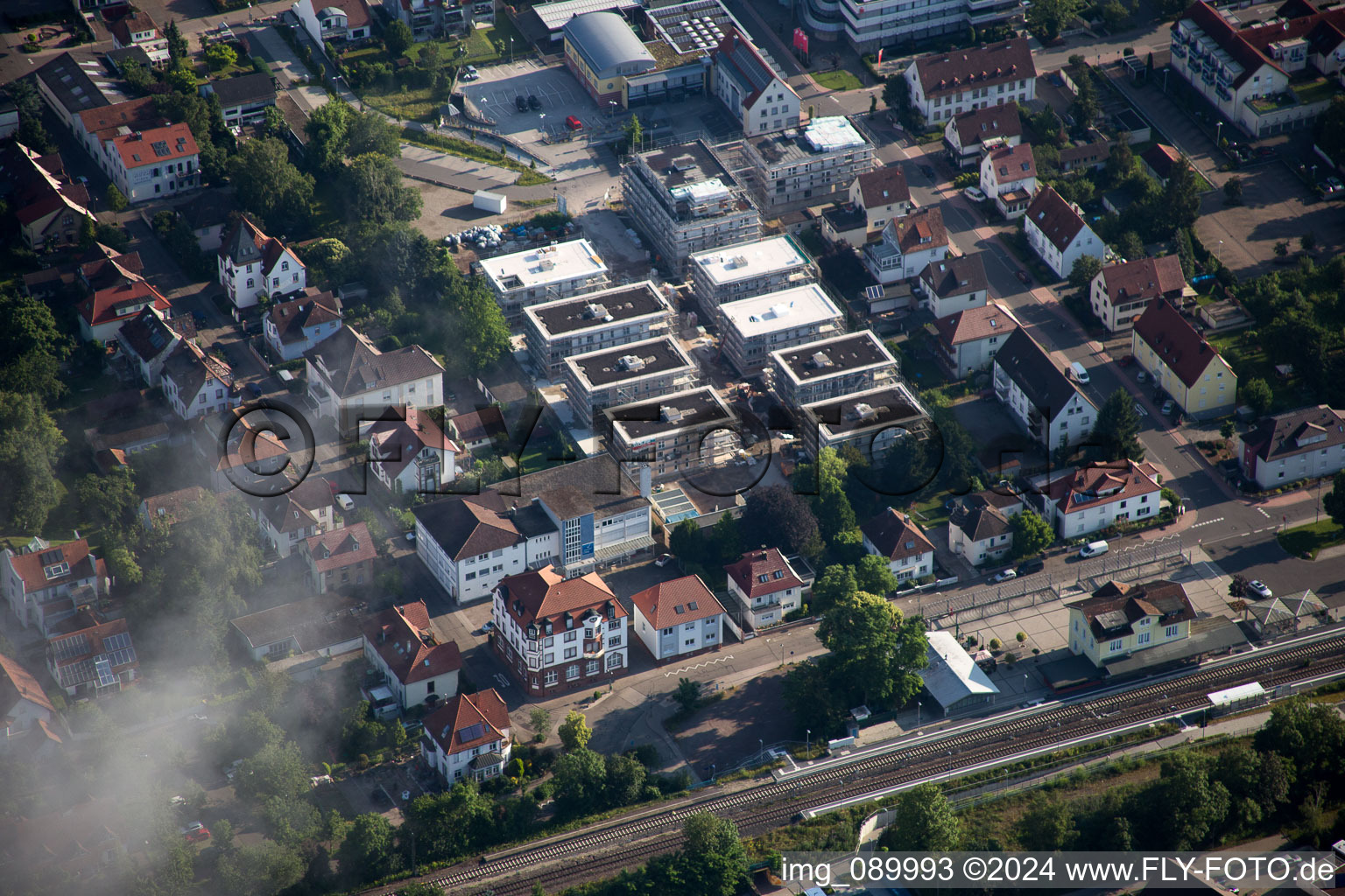 Chantiers d'ensemble de bâtiments pour la nouvelle construction d'un quartier urbain en centre-ville à Kandel dans le département Rhénanie-Palatinat, Allemagne vue d'en haut