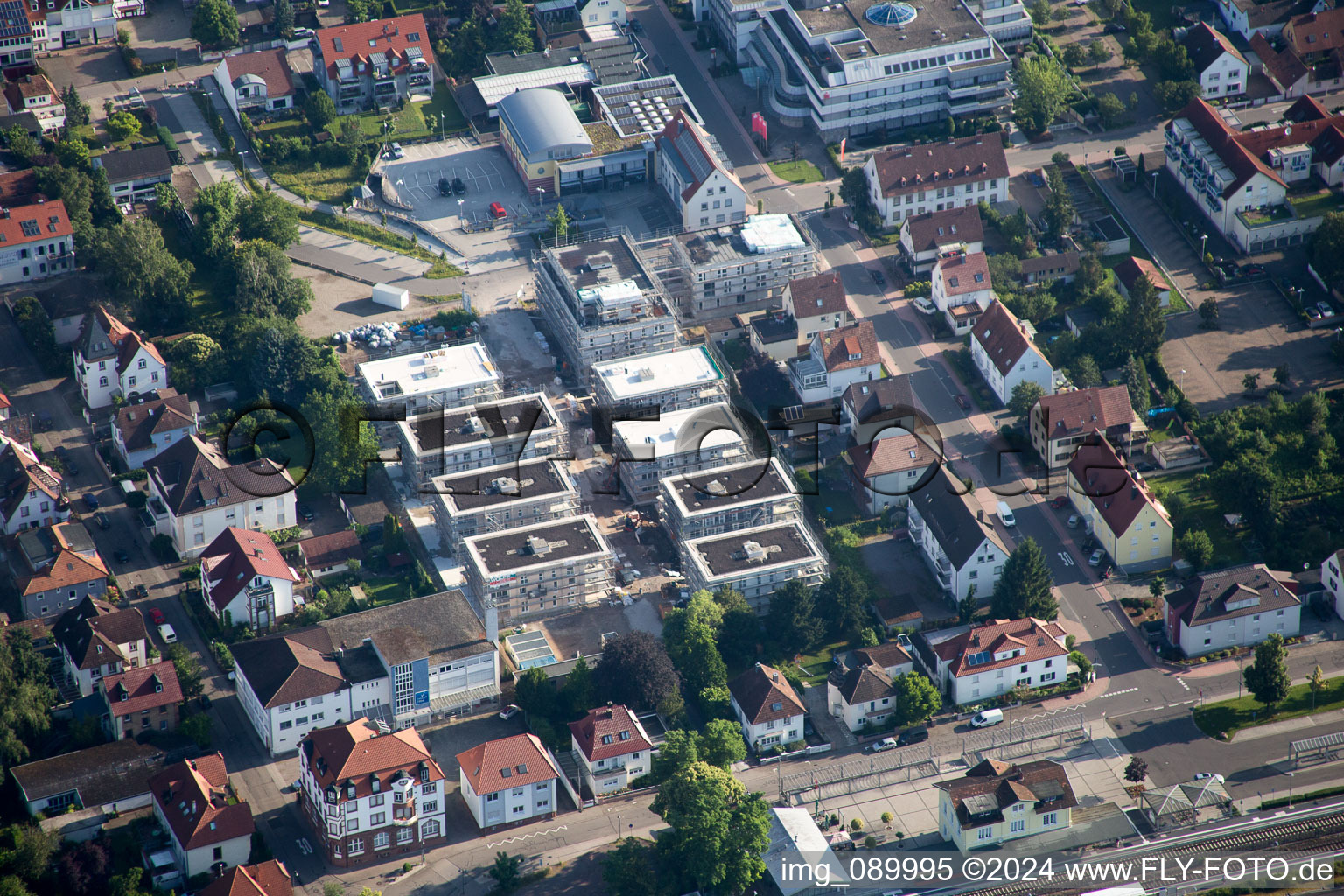 Chantiers d'ensemble de bâtiments pour la nouvelle construction d'un quartier urbain en centre-ville à Kandel dans le département Rhénanie-Palatinat, Allemagne depuis l'avion