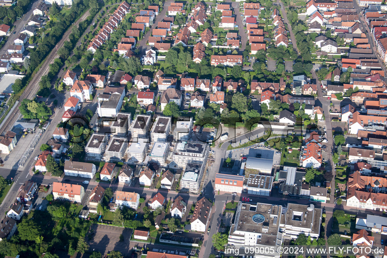 Dans le nouveau bâtiment "Stadkern" de RiBa GmbH entre Bismarck- et Gartenstr à Kandel dans le département Rhénanie-Palatinat, Allemagne vue d'en haut