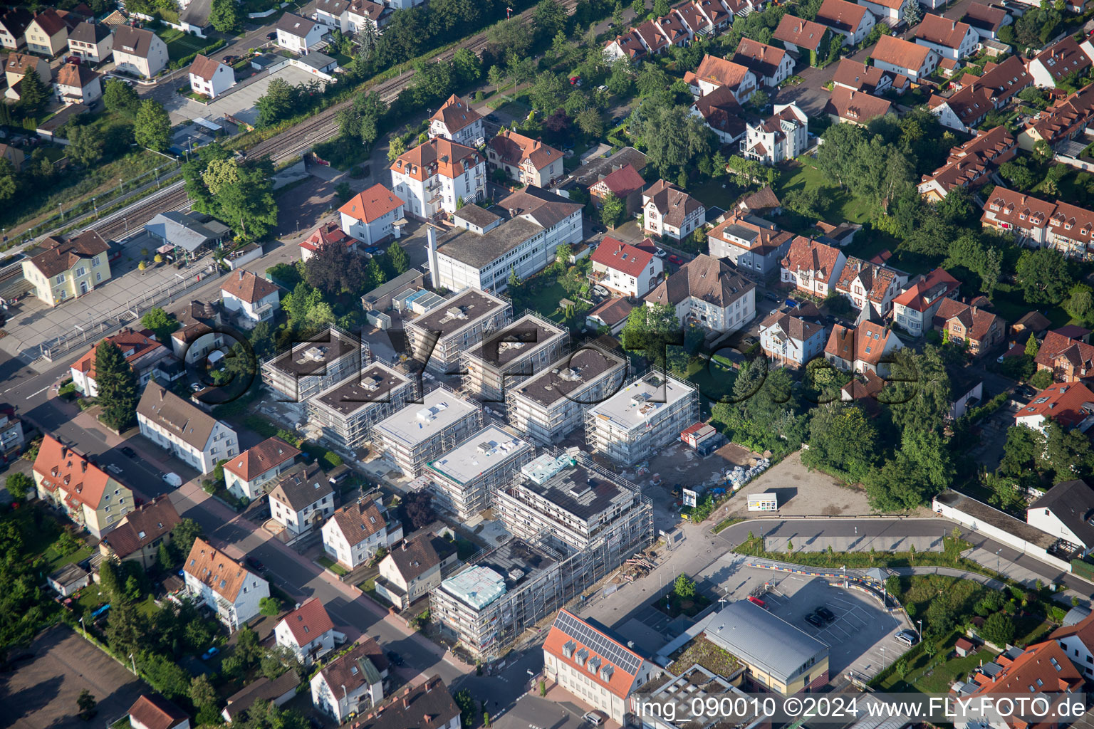 Dans le nouveau bâtiment "Stadkern" de RiBa GmbH entre Bismarck- et Gartenstr à Kandel dans le département Rhénanie-Palatinat, Allemagne vue du ciel