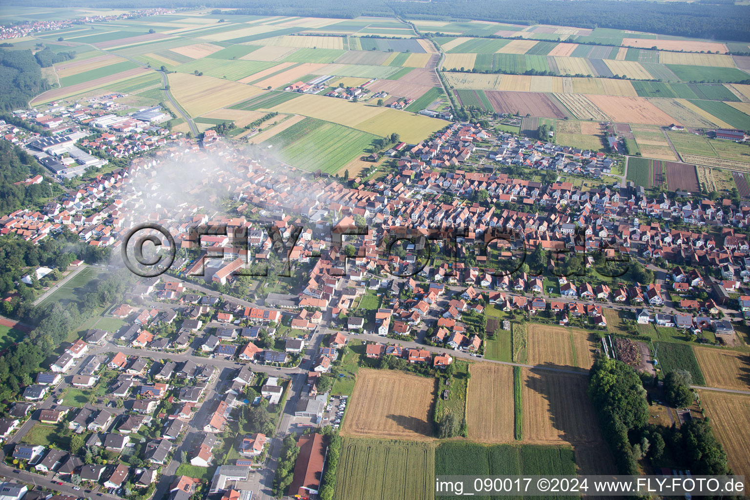 Vue d'oiseau de Hatzenbühl dans le département Rhénanie-Palatinat, Allemagne