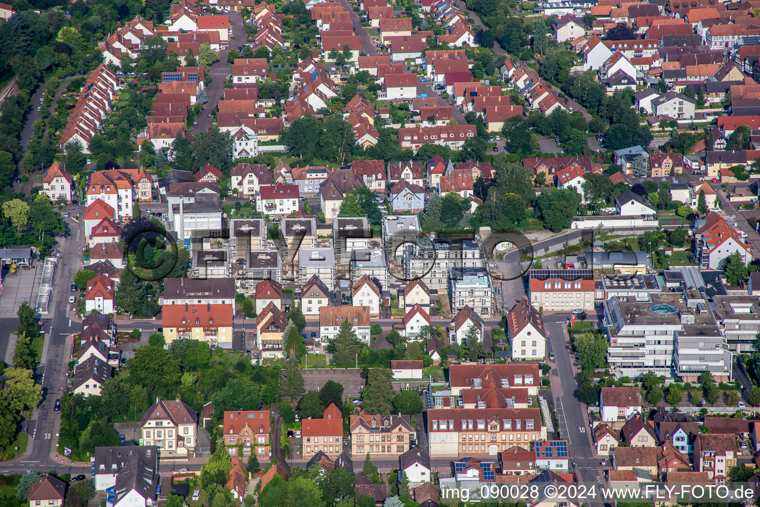 Chantiers d'ensemble de bâtiments pour la nouvelle construction d'un quartier urbain en centre-ville à Kandel dans le département Rhénanie-Palatinat, Allemagne vue du ciel