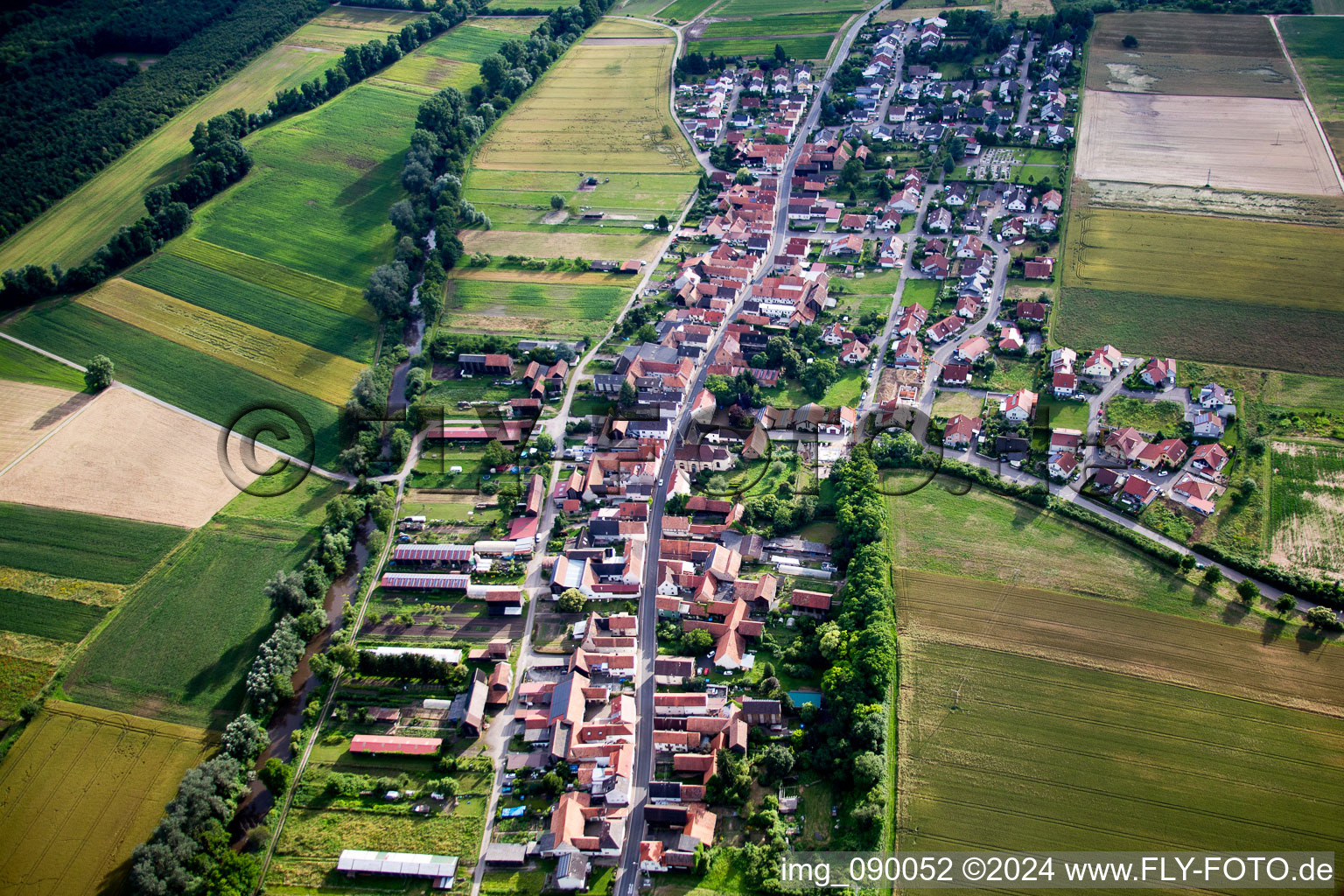 Vue aérienne de Champs agricoles et surfaces utilisables à Herxheimweyher dans le département Rhénanie-Palatinat, Allemagne