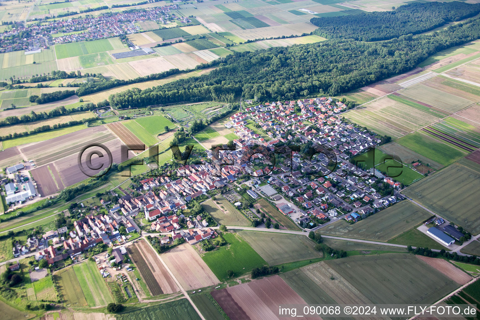 Vue aérienne de Champs agricoles et surfaces utilisables à Freisbach dans le département Rhénanie-Palatinat, Allemagne