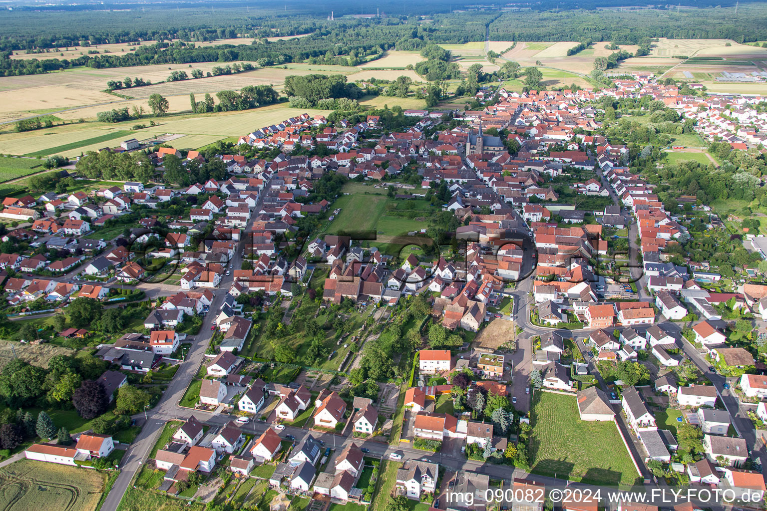 Vue aérienne de De l'ouest à le quartier Geinsheim in Neustadt an der Weinstraße dans le département Rhénanie-Palatinat, Allemagne