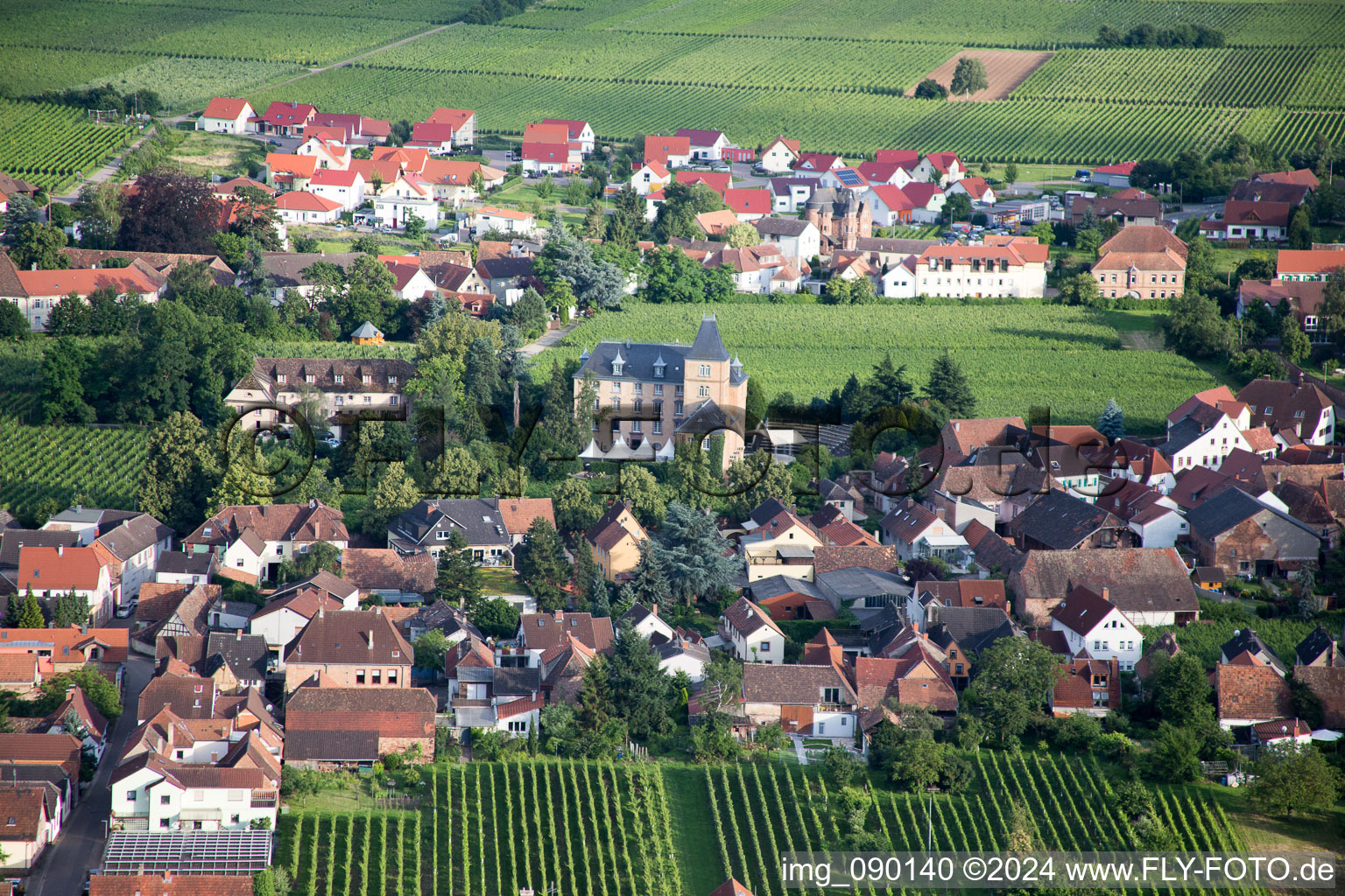 Vue aérienne de Hôtel Schloß Edesheim, hôtels privés Dr. Lohbeck GmbH & Co. KG à Edesheim dans le département Rhénanie-Palatinat, Allemagne