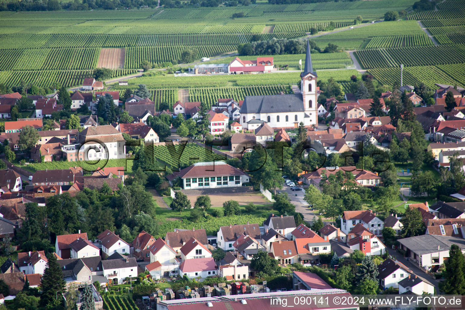 Vue aérienne de Bâtiment d'église au centre du village à Edesheim dans le département Rhénanie-Palatinat, Allemagne