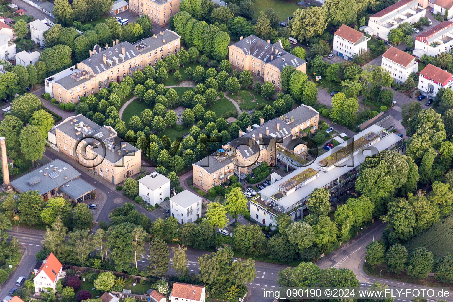 Vue aérienne de Jardin d'hôpital d'ensemble carré en centre-ville à Landau in der Pfalz dans le département Rhénanie-Palatinat, Allemagne