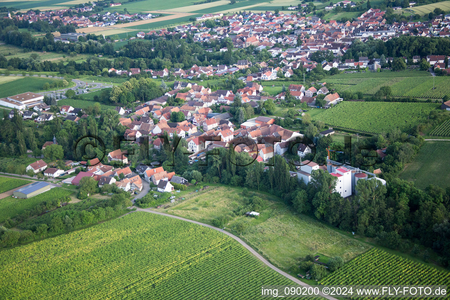 Quartier Appenhofen in Billigheim-Ingenheim dans le département Rhénanie-Palatinat, Allemagne du point de vue du drone