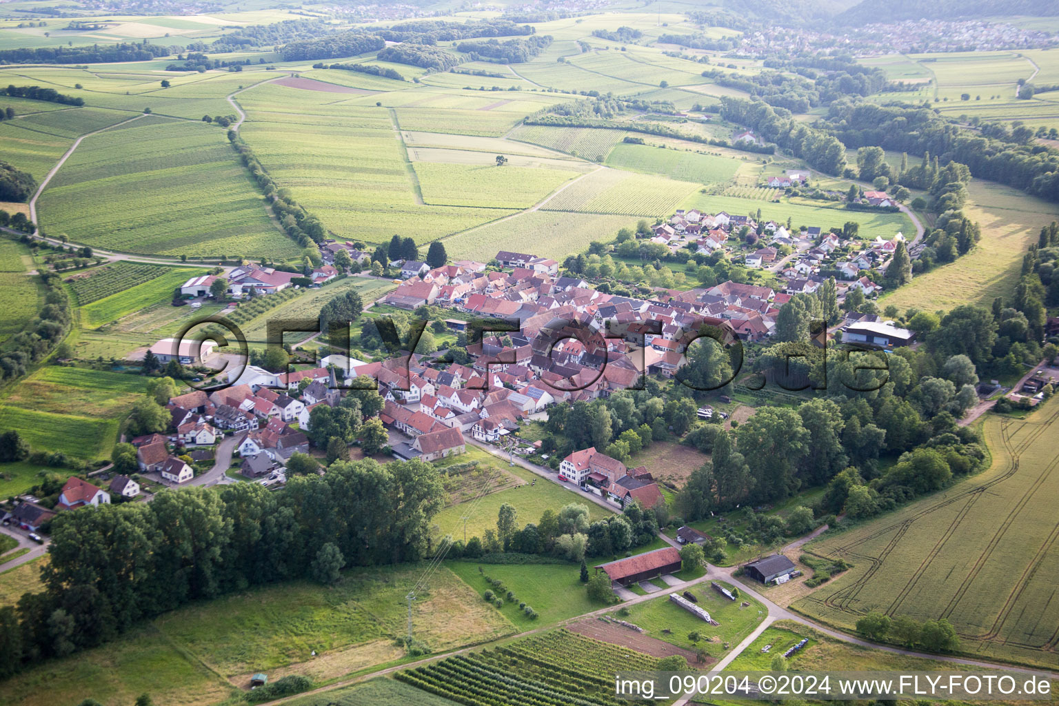 Vue aérienne de Vallée de Klingbach à le quartier Klingen in Heuchelheim-Klingen dans le département Rhénanie-Palatinat, Allemagne