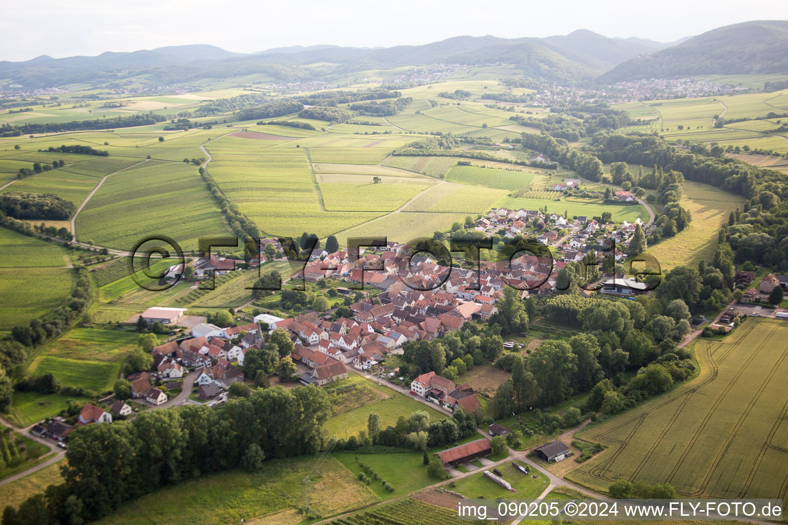 Vue aérienne de Vallée de Klingbach à le quartier Klingen in Heuchelheim-Klingen dans le département Rhénanie-Palatinat, Allemagne