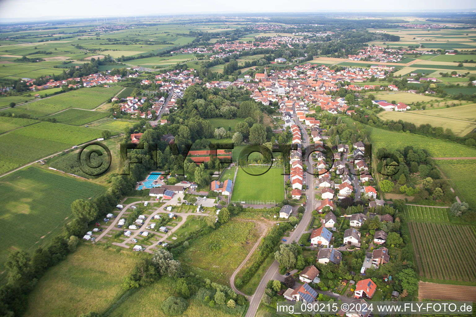 Vue d'oiseau de Quartier Ingenheim in Billigheim-Ingenheim dans le département Rhénanie-Palatinat, Allemagne