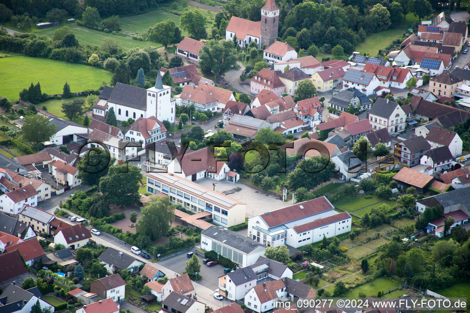 Minfeld dans le département Rhénanie-Palatinat, Allemagne d'un drone