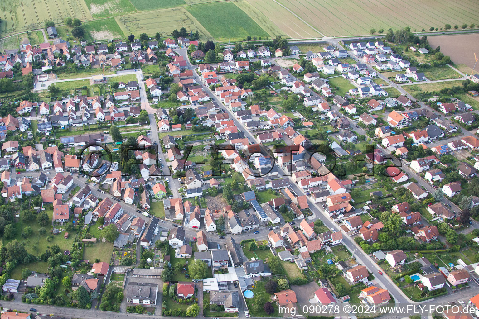 Minfeld dans le département Rhénanie-Palatinat, Allemagne vu d'un drone