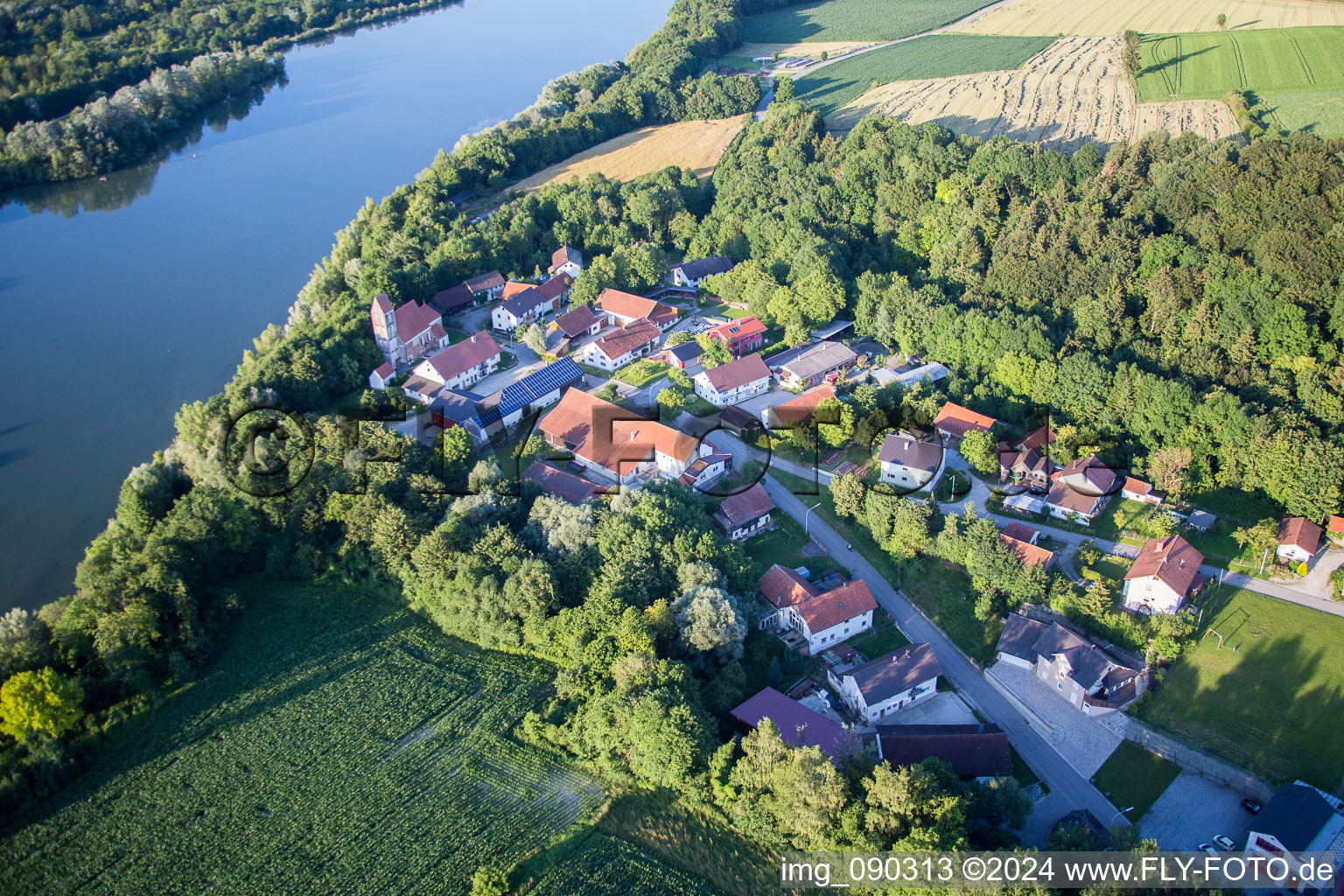 Vue aérienne de Zones riveraines de l’Isar à Usterling à le quartier Oberhöcking in Landau an der Isar dans le département Bavière, Allemagne