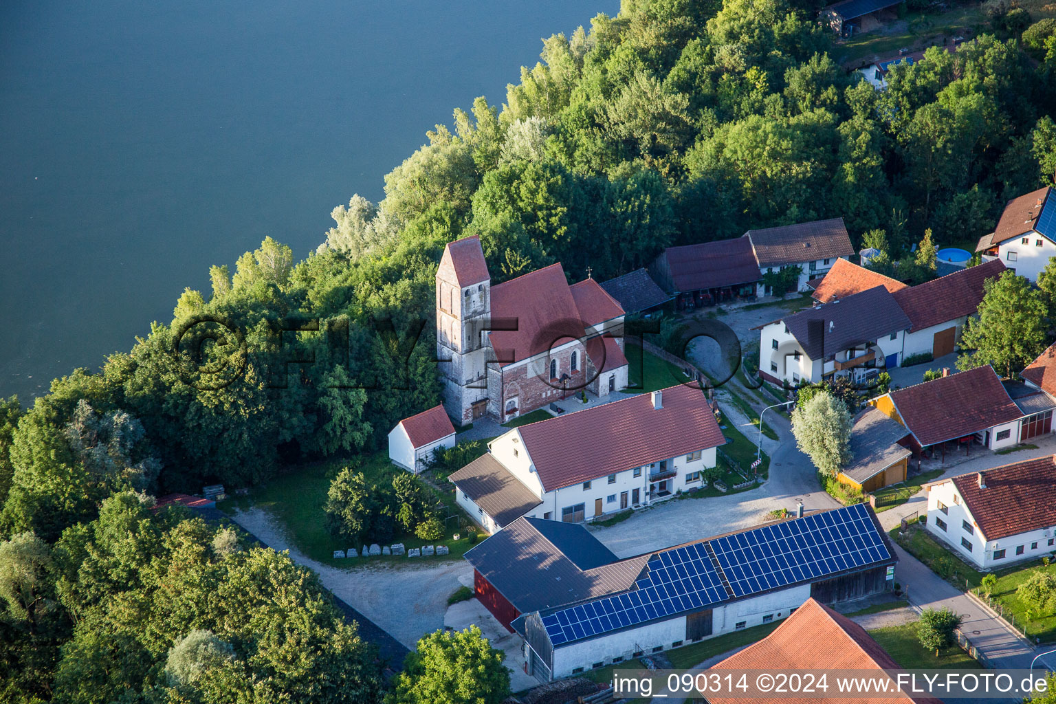 Vue aérienne de Bâtiment d'église à Usterling an der Isar dans l'État à le quartier Oberhöcking in Landau an der Isar dans le département Bavière, Allemagne