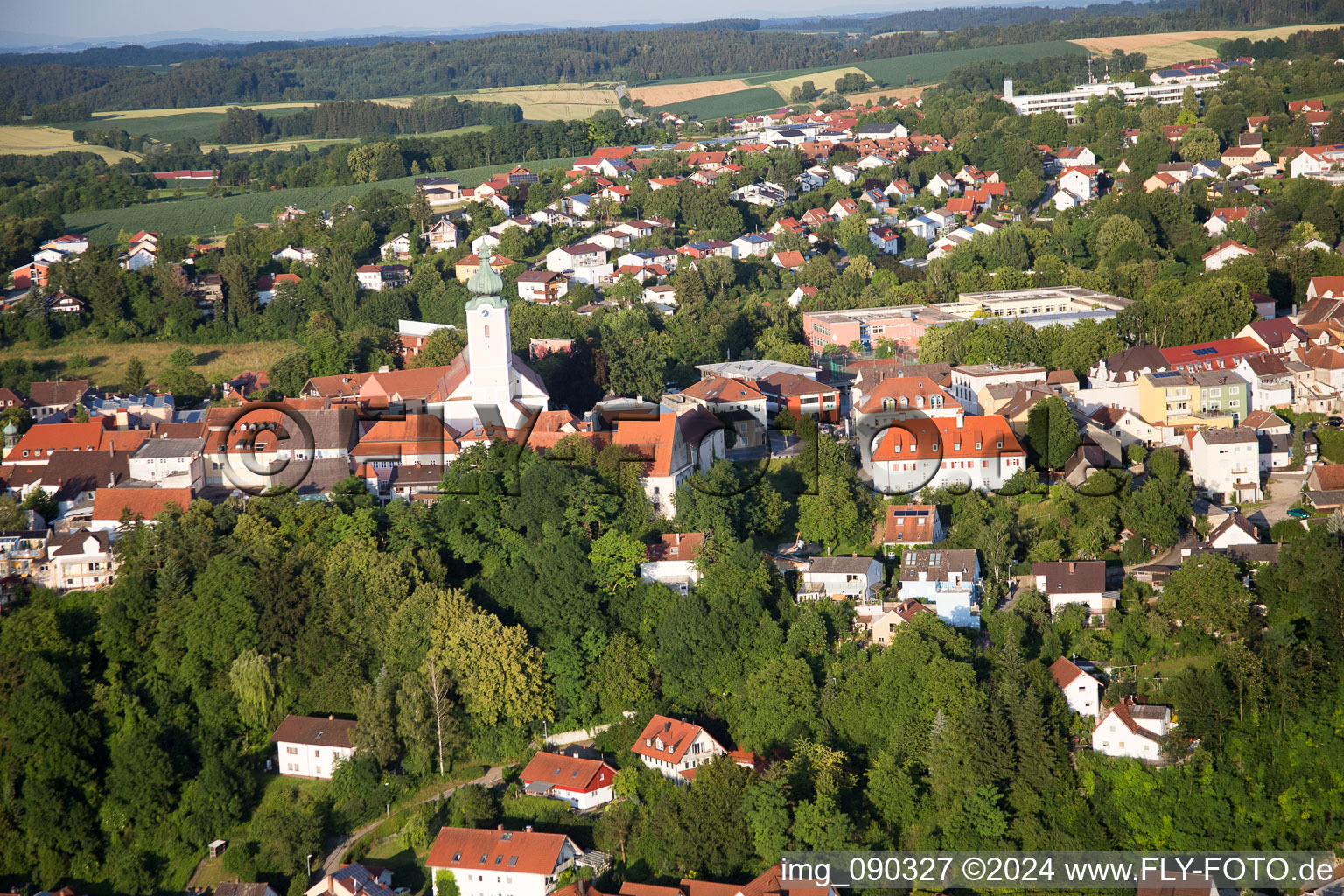 Vue aérienne de Bach à Landau an der Isar dans le département Bavière, Allemagne