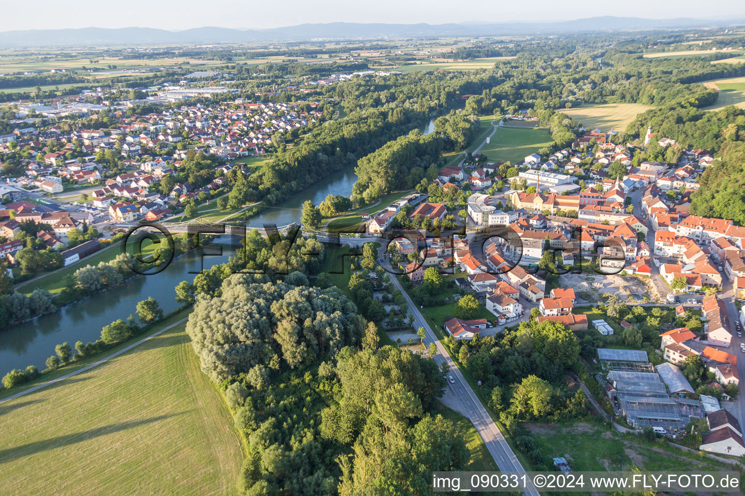 Vue aérienne de Zones riveraines de l'Isar dans le quartier de Bach à le quartier Zanklau in Landau an der Isar dans le département Bavière, Allemagne