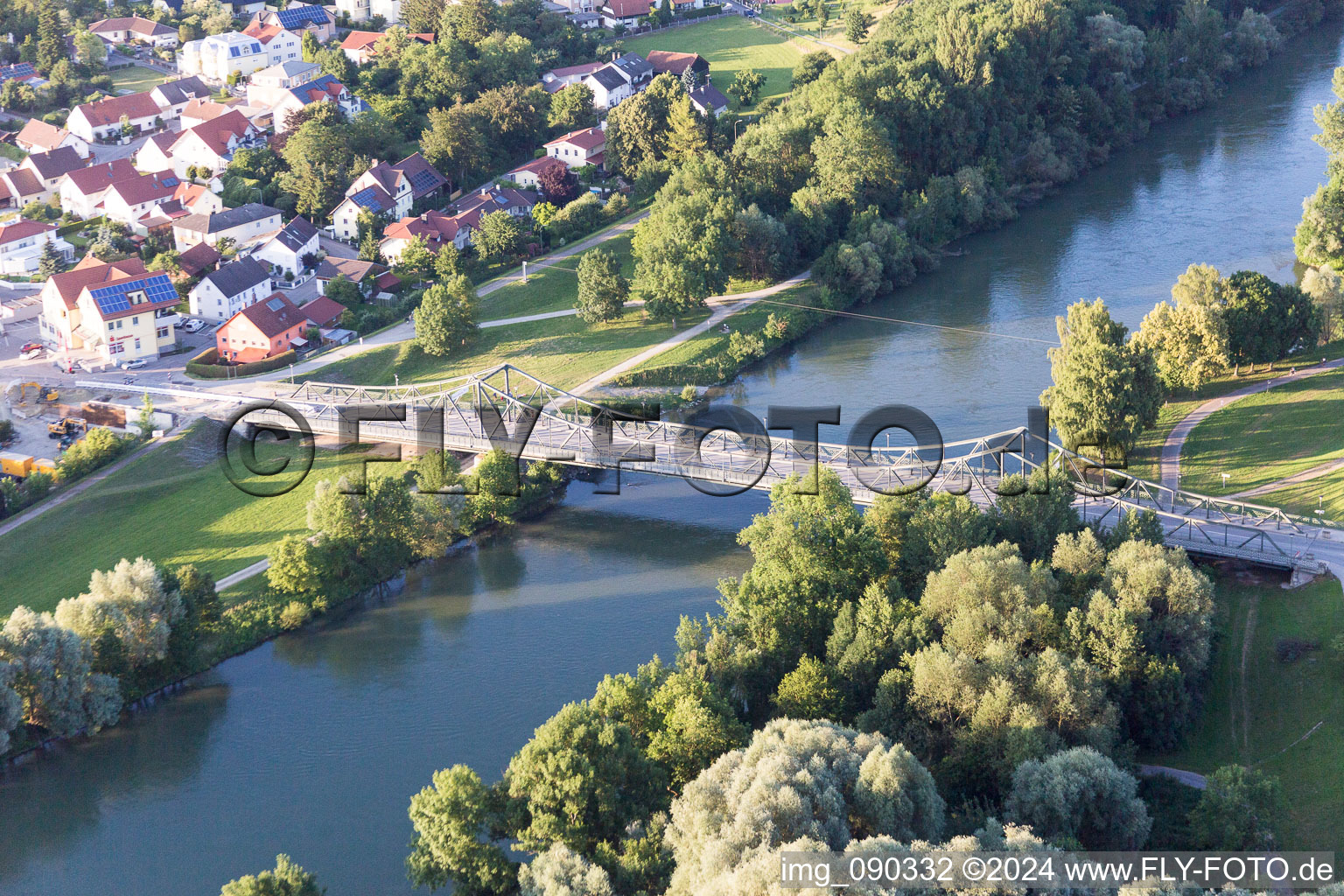 Vue aérienne de Rivière - structure de pont sur l'Isar à Landau an der Isar dans le département Bavière, Allemagne