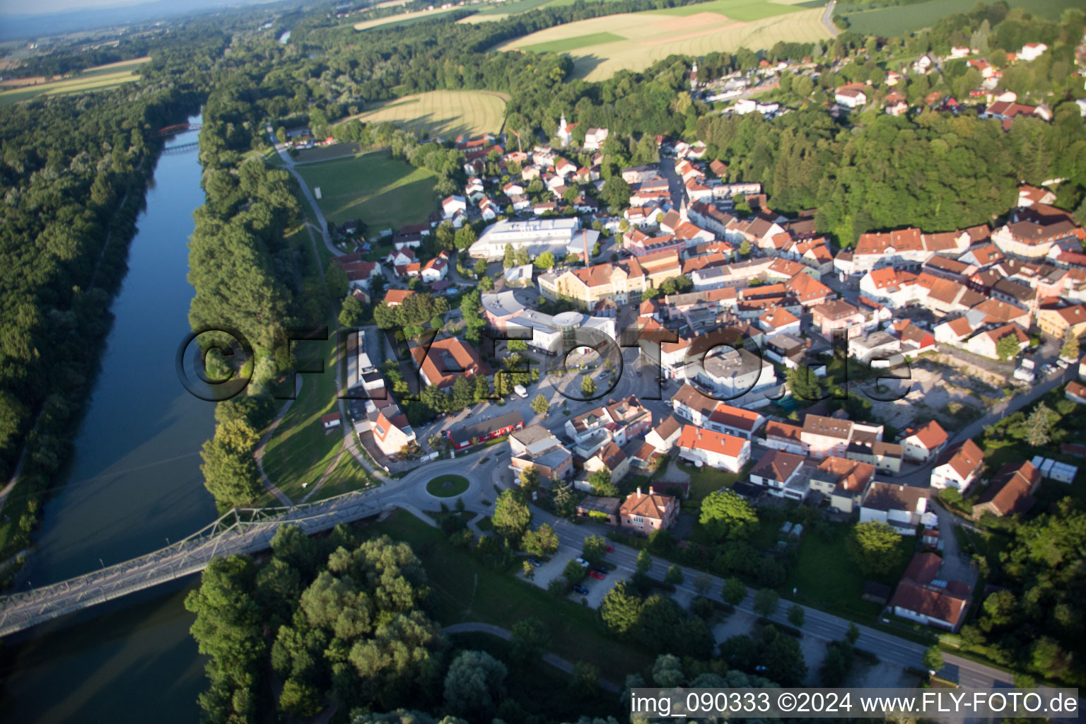 Vue aérienne de Landau an der Isar dans le département Bavière, Allemagne