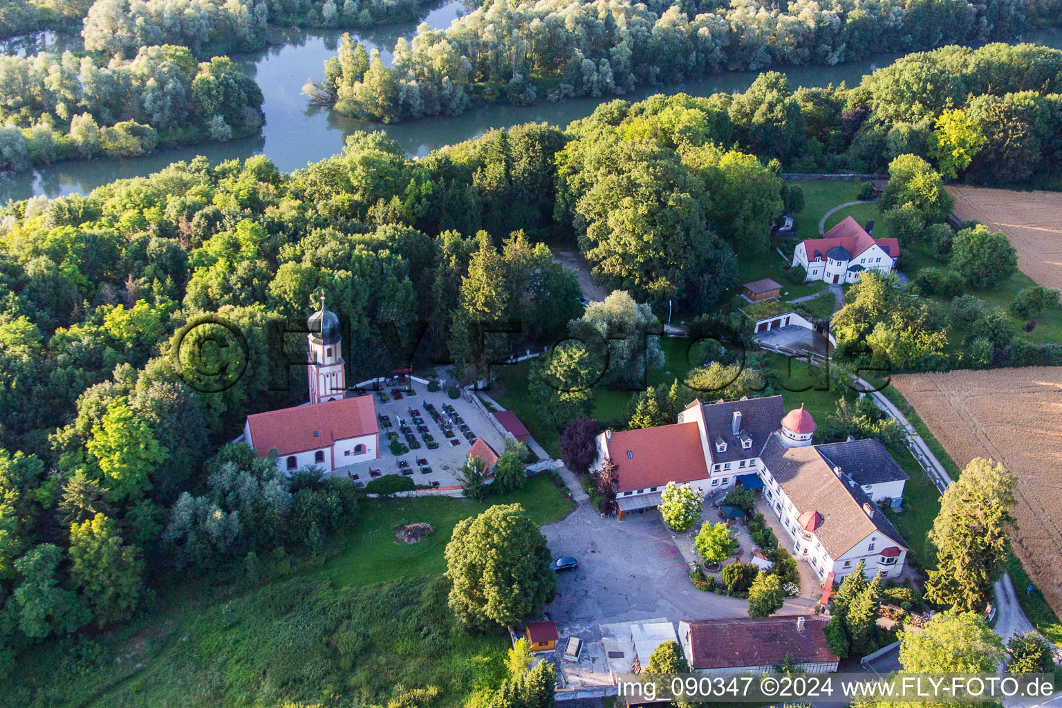 Vue aérienne de Cimetière de Bauerngasse à le quartier Oberframmering in Landau an der Isar dans le département Bavière, Allemagne