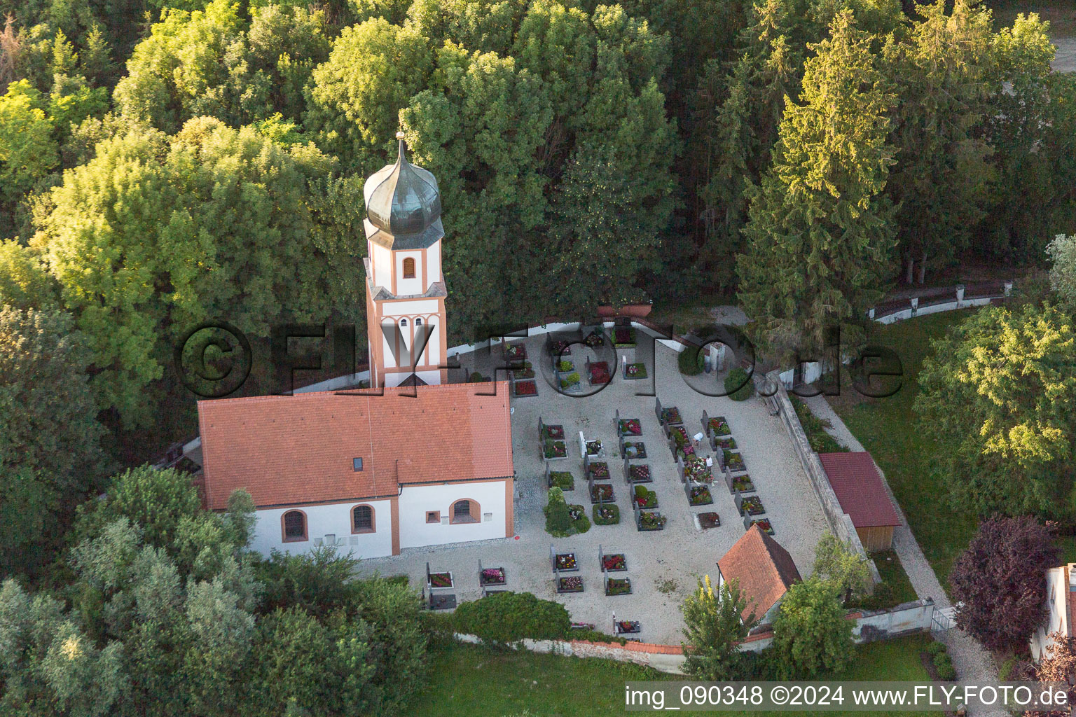 Vue aérienne de Chapelle du château de Tannegg dans le quartier d'Unterframmering à le quartier Oberframmering in Landau an der Isar dans le département Bavière, Allemagne