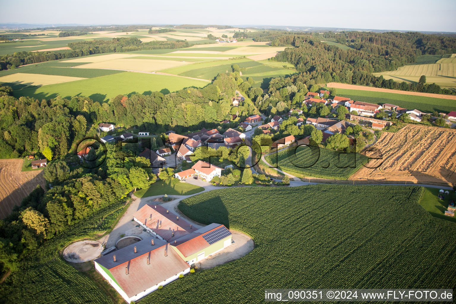 Vue aérienne de Poldering dans le département Bavière, Allemagne