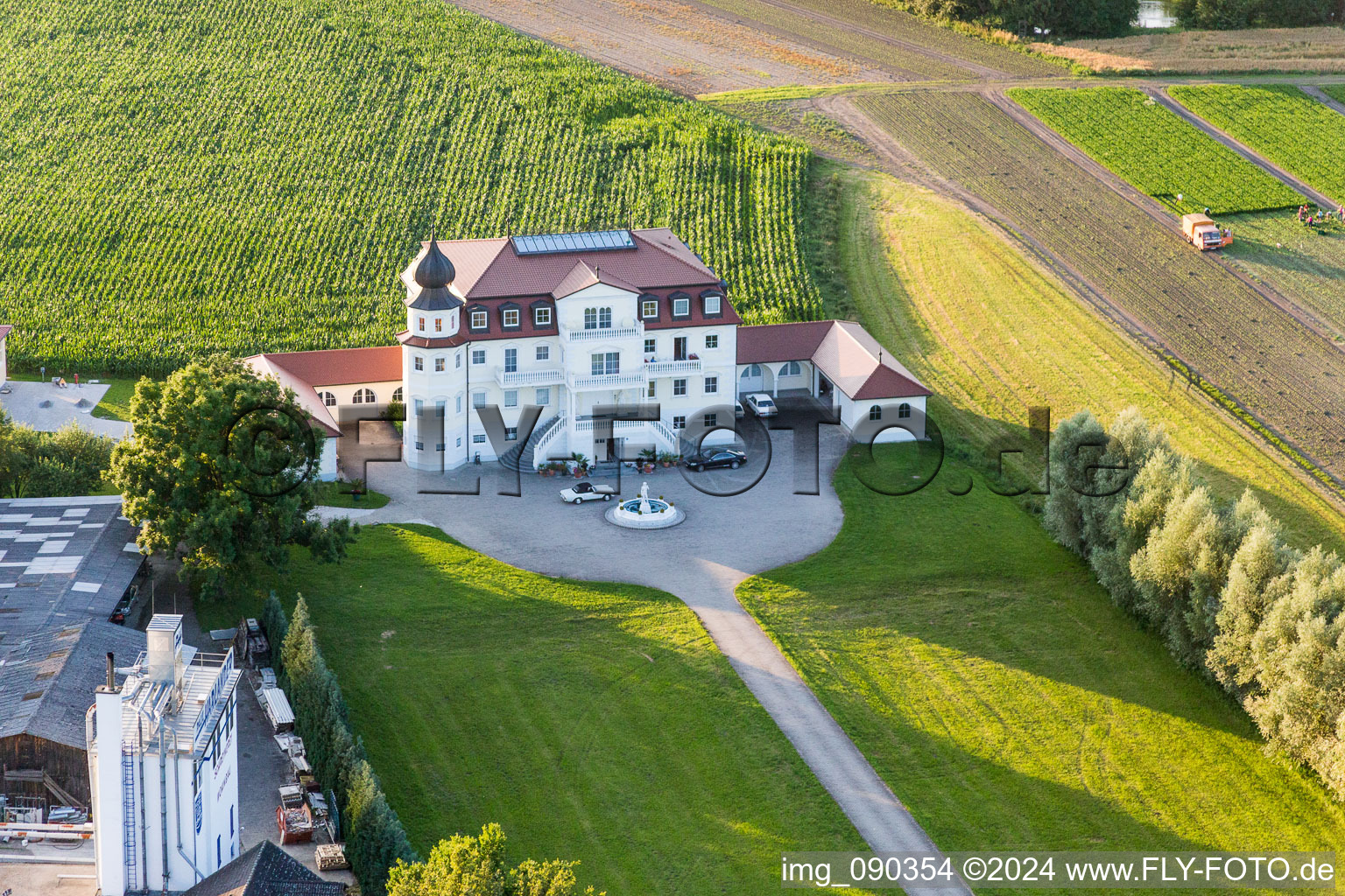 Vue aérienne de Bâtiments et parcs du manoir - Landgut Plankenschwaige à Landau an der Isar dans le département Bavière, Allemagne