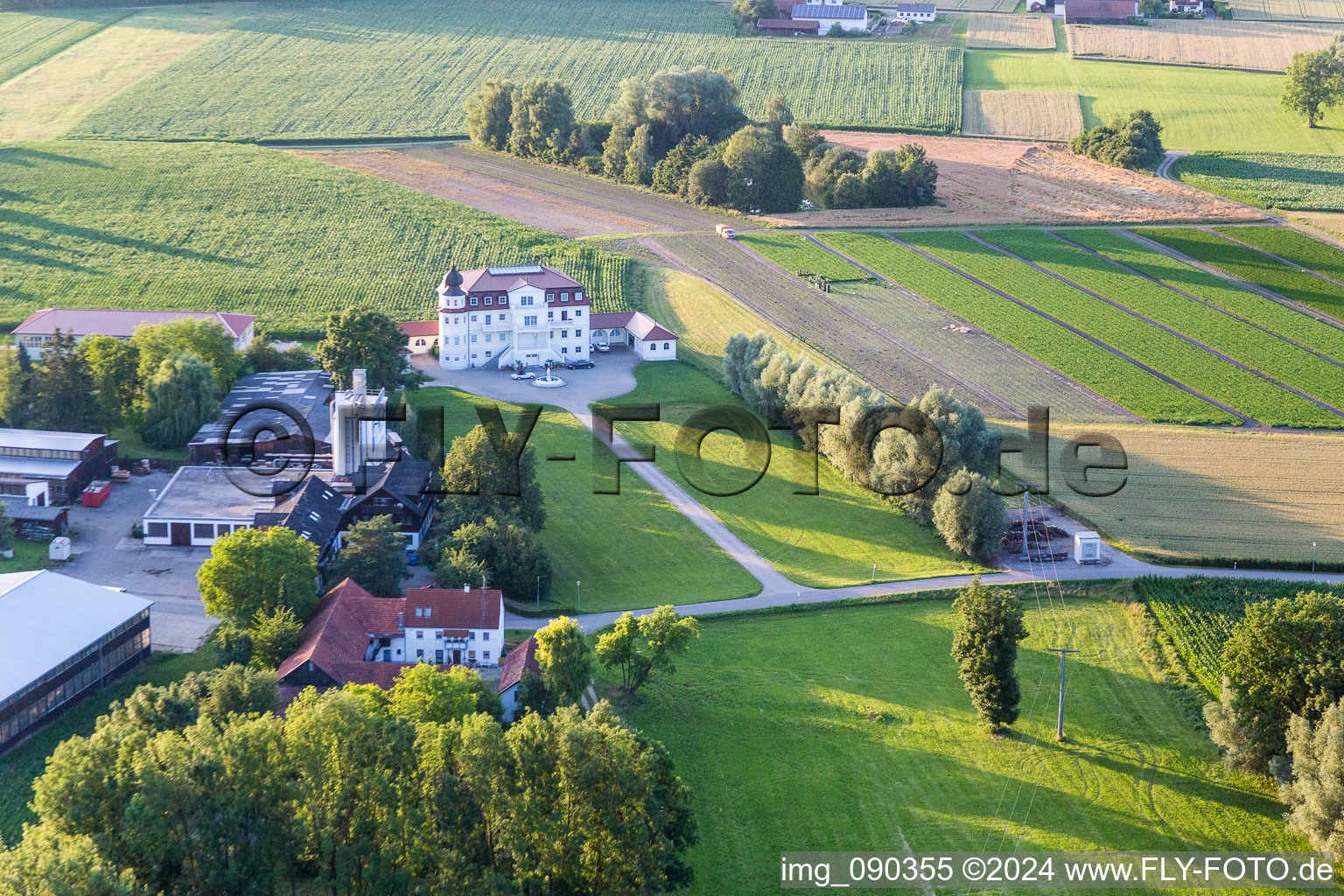 Vue aérienne de Bâtiments et parcs du manoir - Landgut Plankenschwaige à Landau an der Isar dans le département Bavière, Allemagne