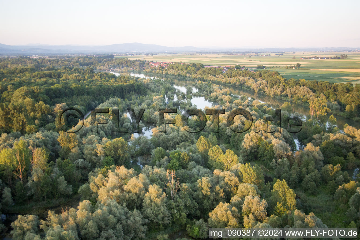 Vue aérienne de Plaines inondables de l'Isar à Oberpöring dans le département Bavière, Allemagne