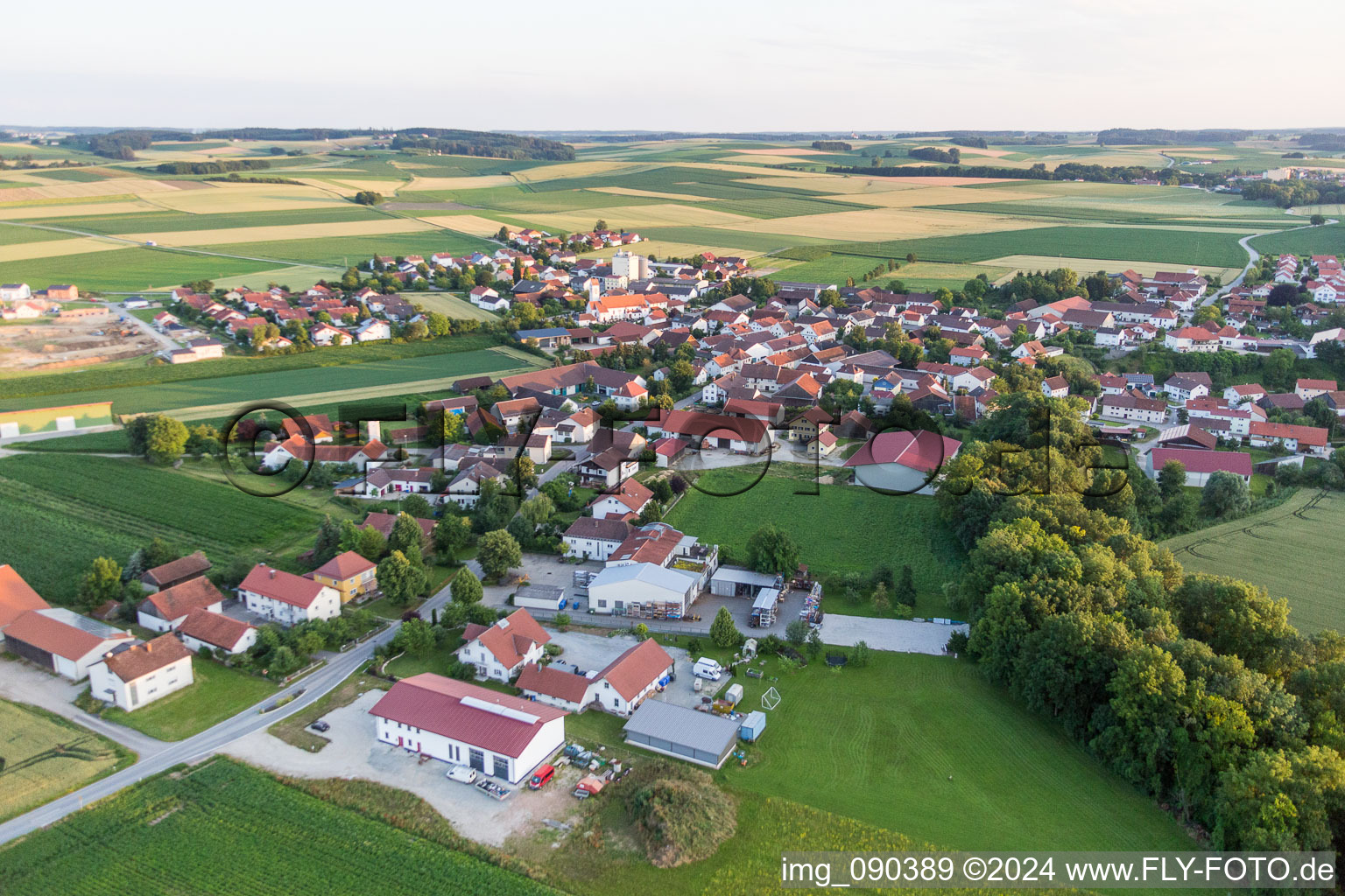 Vue aérienne de Champs agricoles et surfaces utilisables à Oberpöring dans le département Bavière, Allemagne