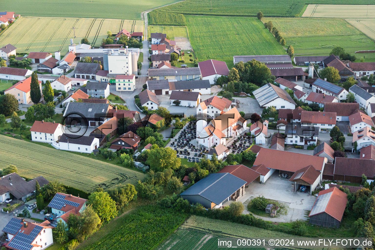 Vue aérienne de Église paroissiale de Saint-Martin Oberpöring à Oberpöring dans le département Bavière, Allemagne