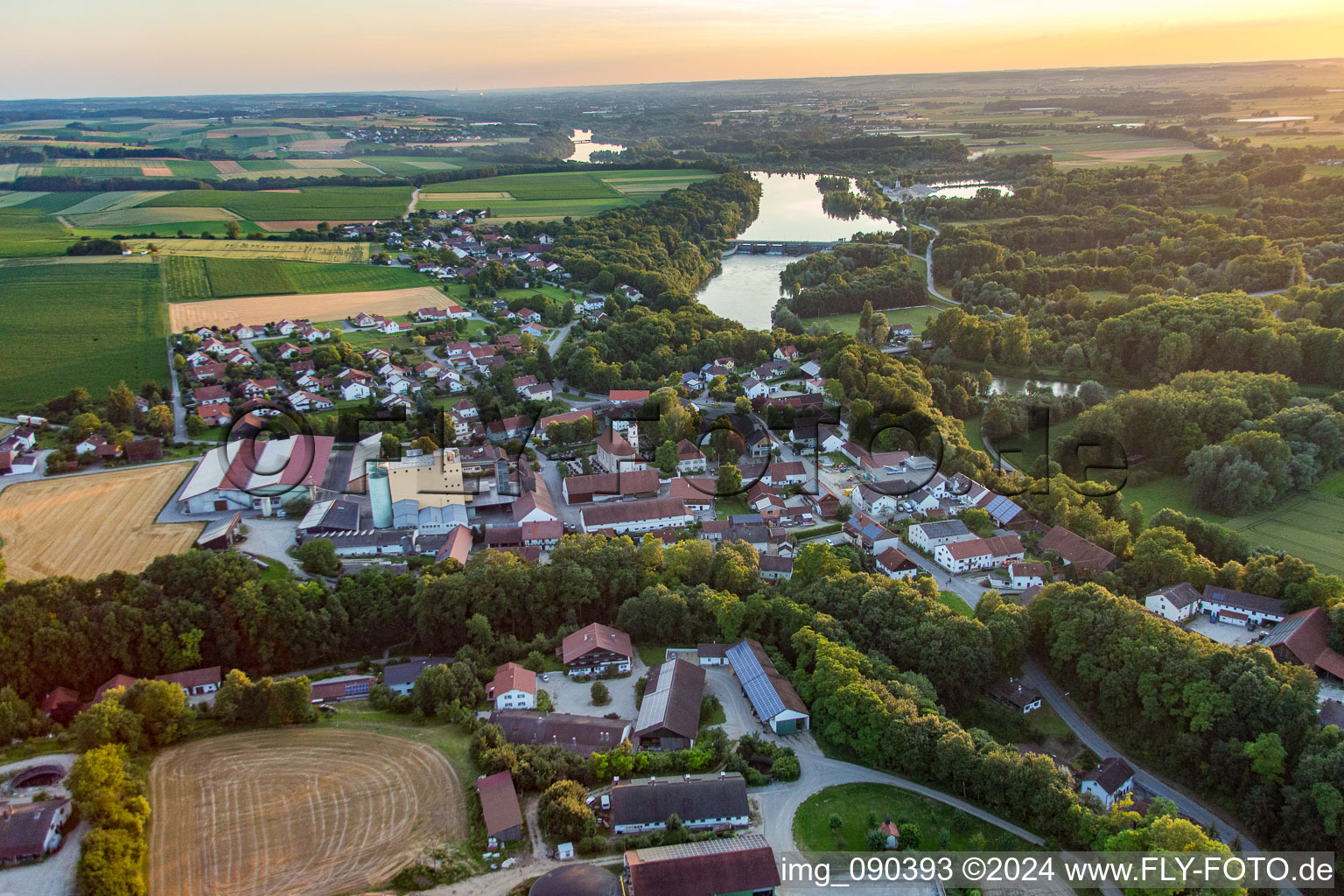 Vue aérienne de Quartier Ettling in Wallersdorf dans le département Bavière, Allemagne