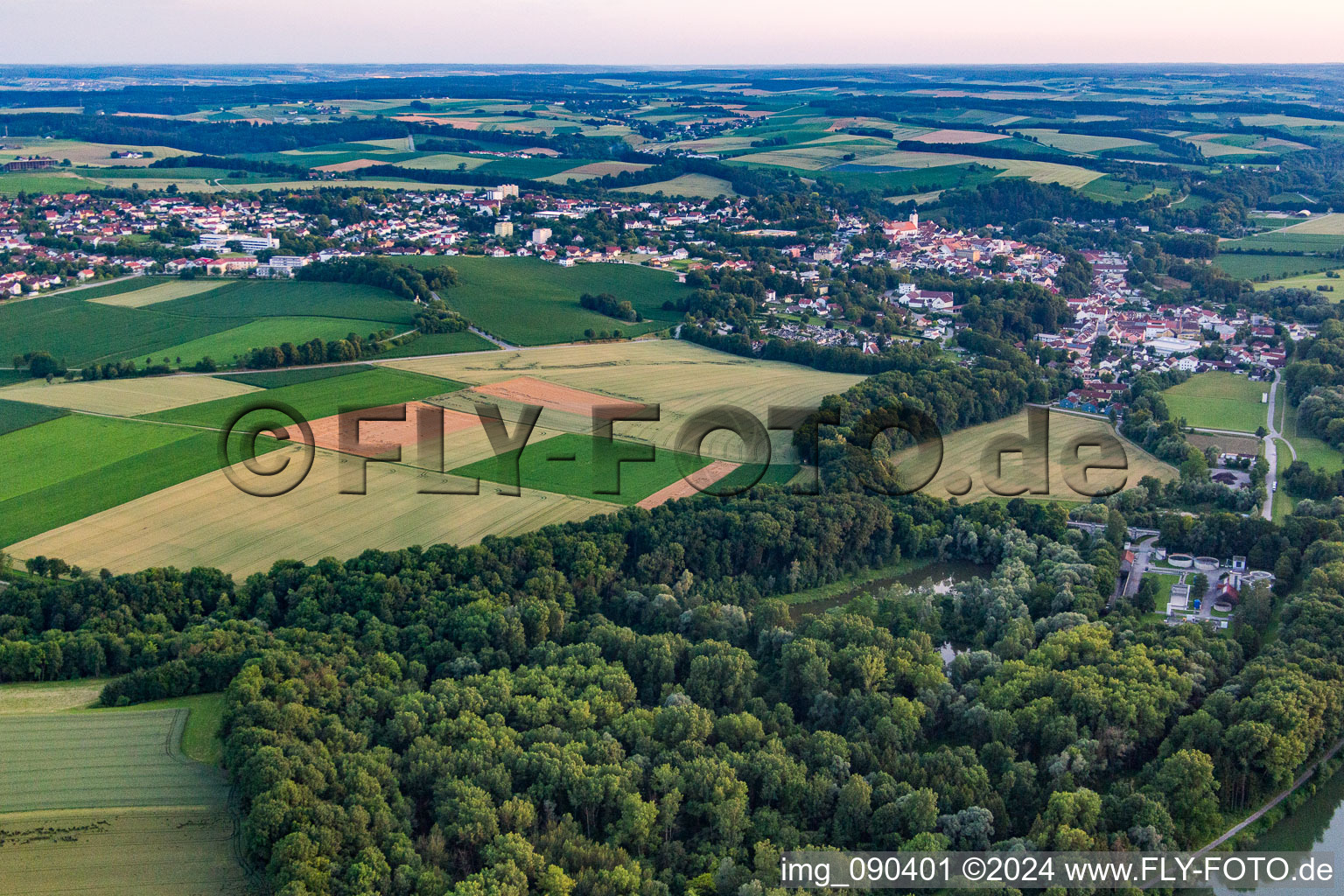 Vue aérienne de De l'est à Landau an der Isar dans le département Bavière, Allemagne