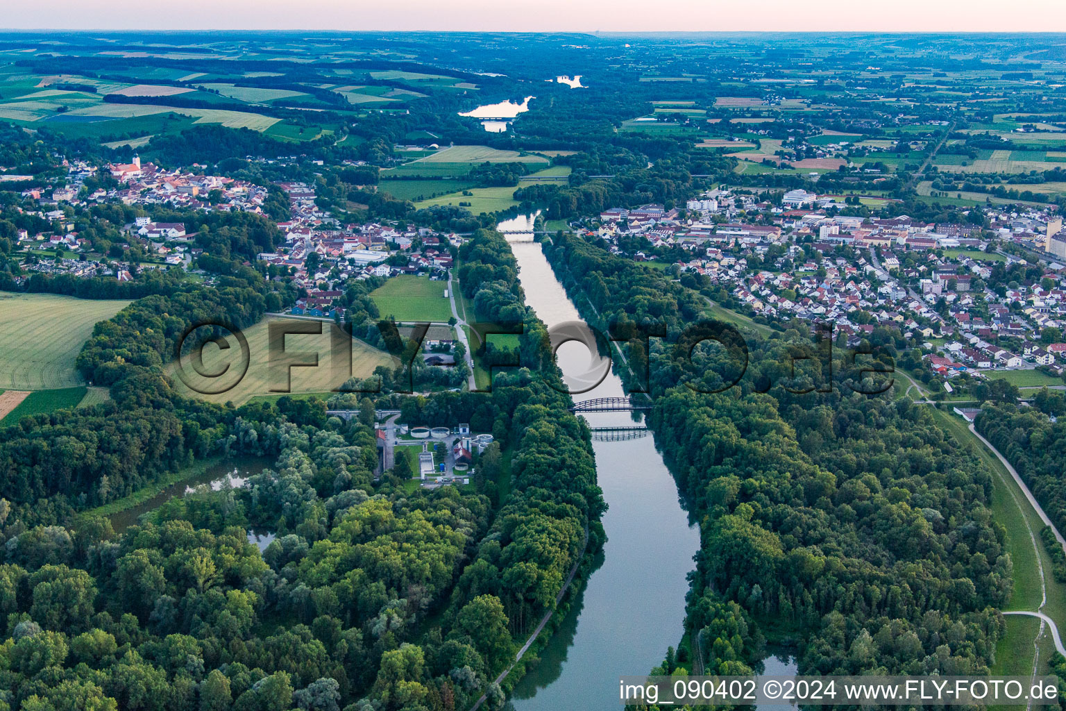 Vue aérienne de Pont du Bockertbahn sur l'Isar à Landau an der Isar dans le département Bavière, Allemagne